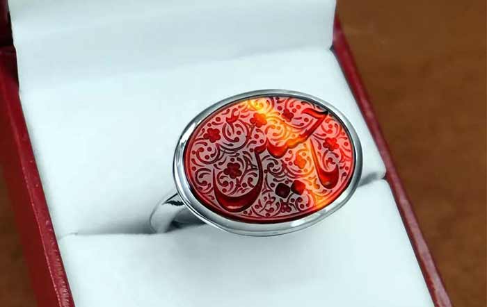 زنان انگشترهای نقره و سنگهای قیمتی