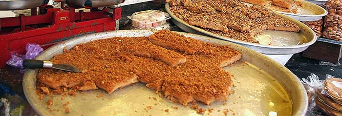 زنان شیرینی و خوردنیهای محلی