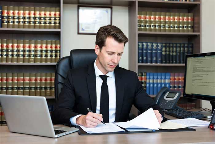 استخدام وکیل یا مشاور حقوقی